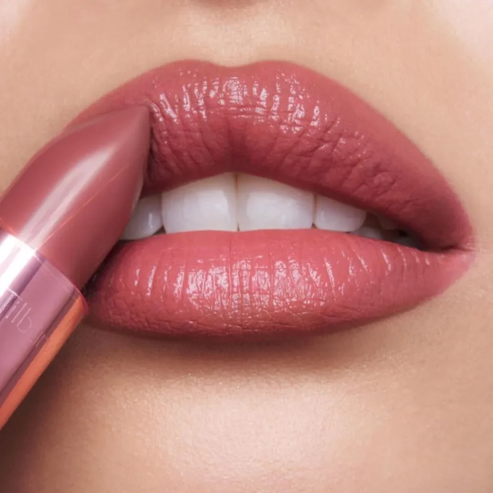 Charlotte Tilbury Moisturizing & Hydrating Lipstick With Light Diffusing Pigment